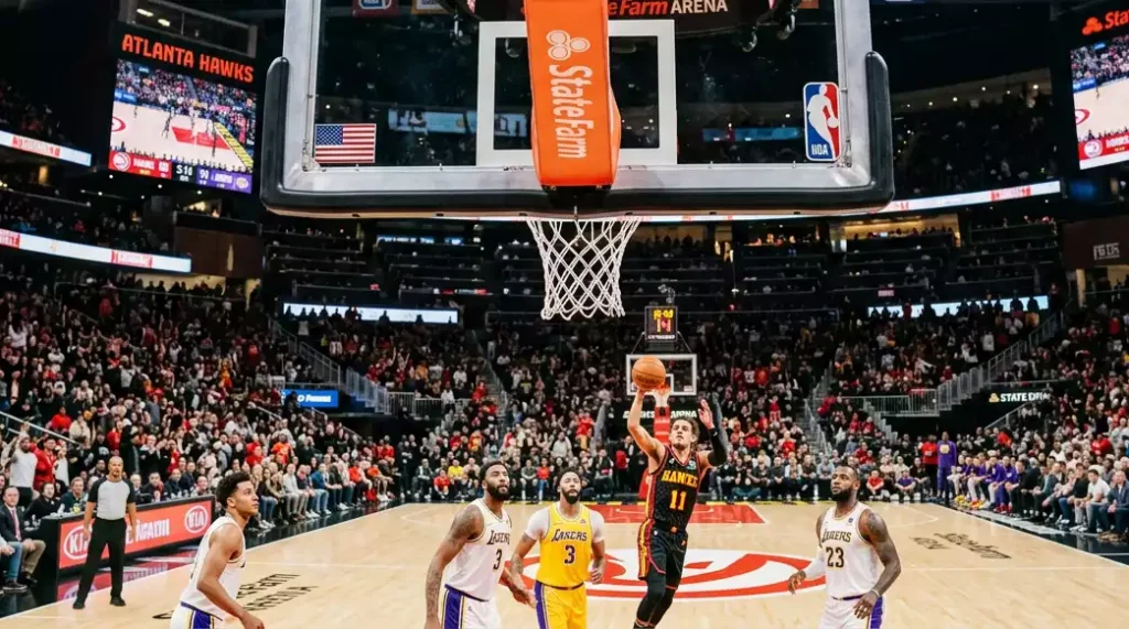 Basketball-Korb mit orangem Ring und weißem Netz in einer NBA-Halle
